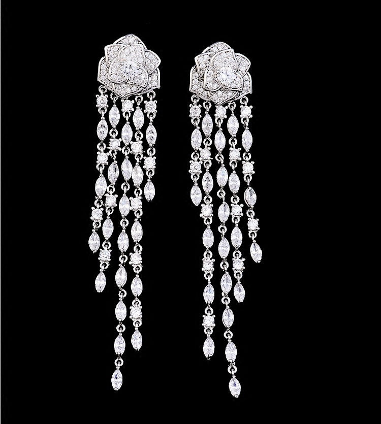 Luxurious Dangling Earring